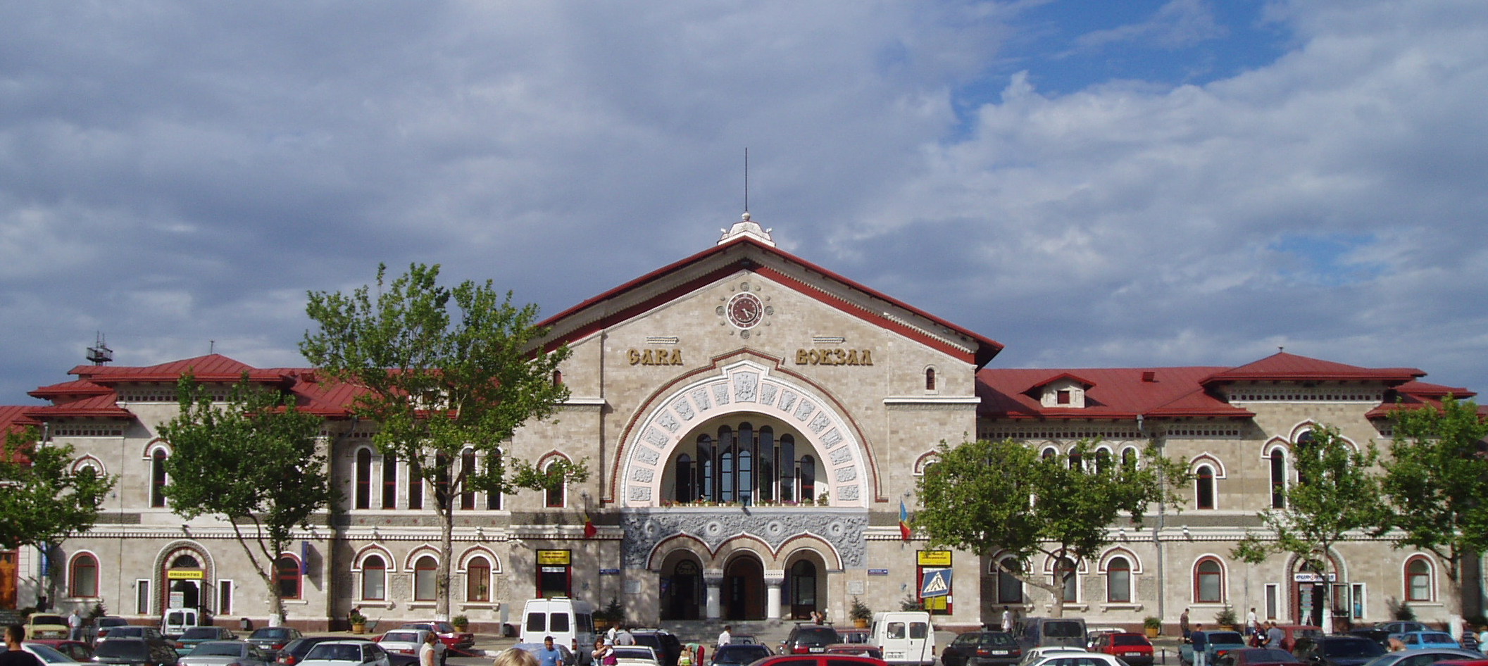 Chisinau_railway_station_outside