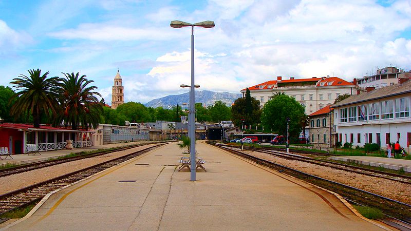 Split_train_station_platforms