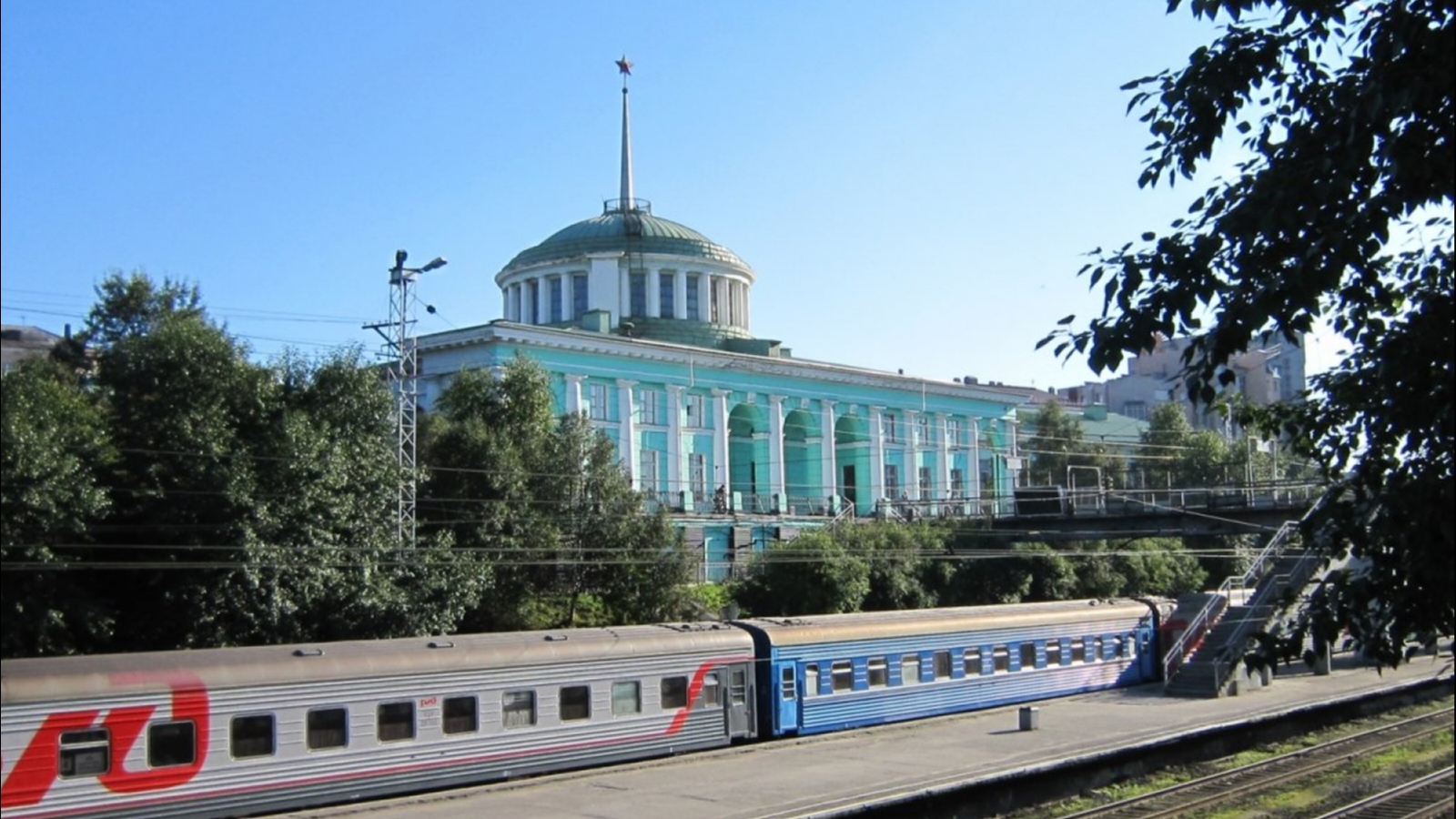 Murmansk_station_platform