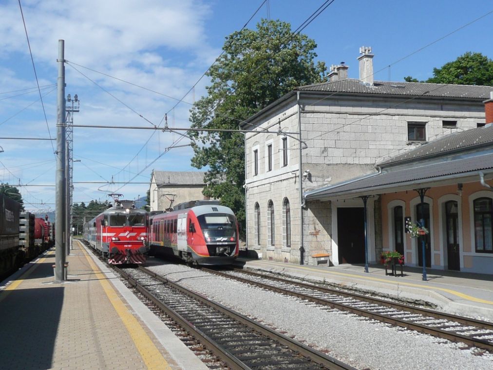 Pivka_station_platforms