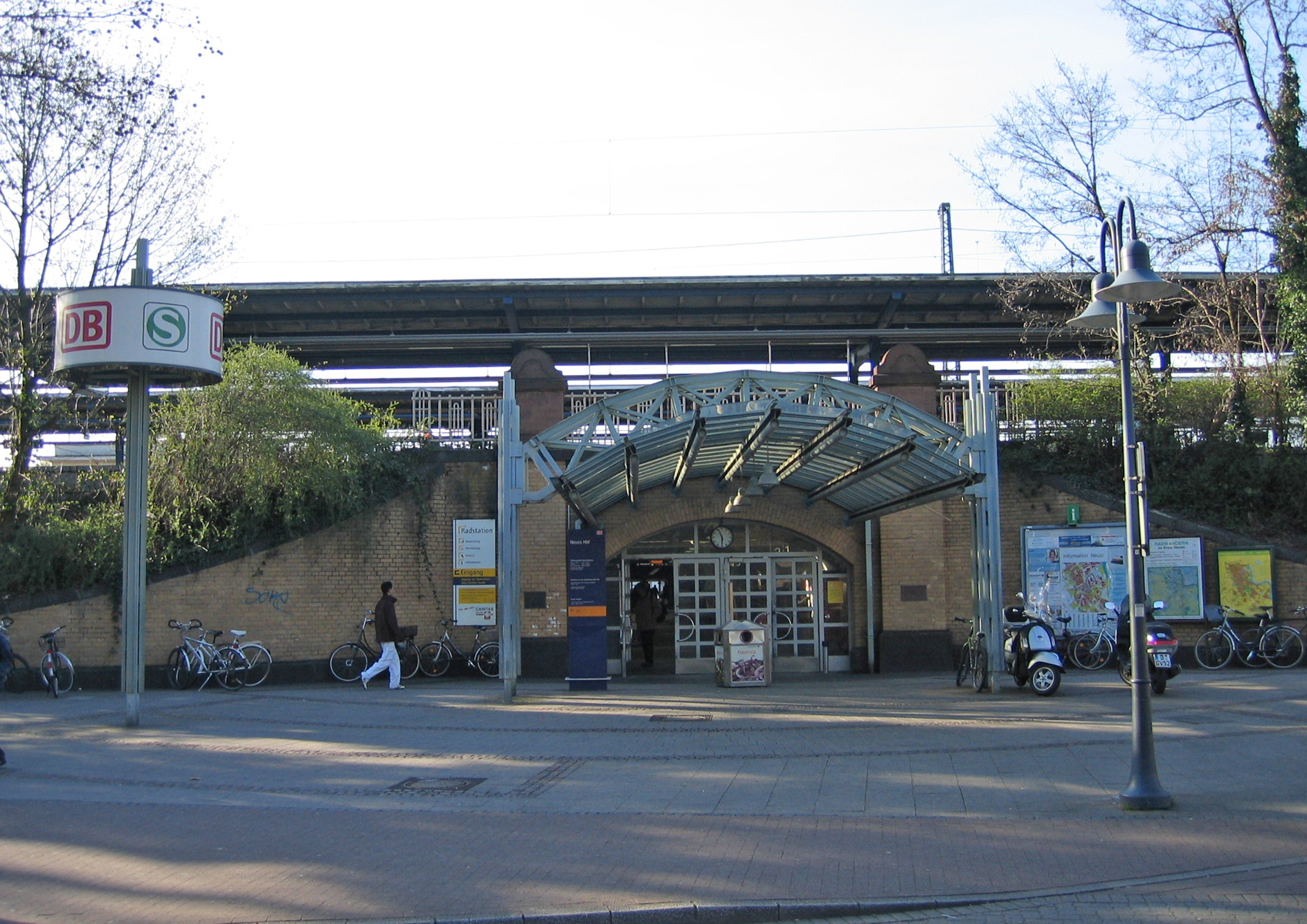 Neuss_hbf_entrance